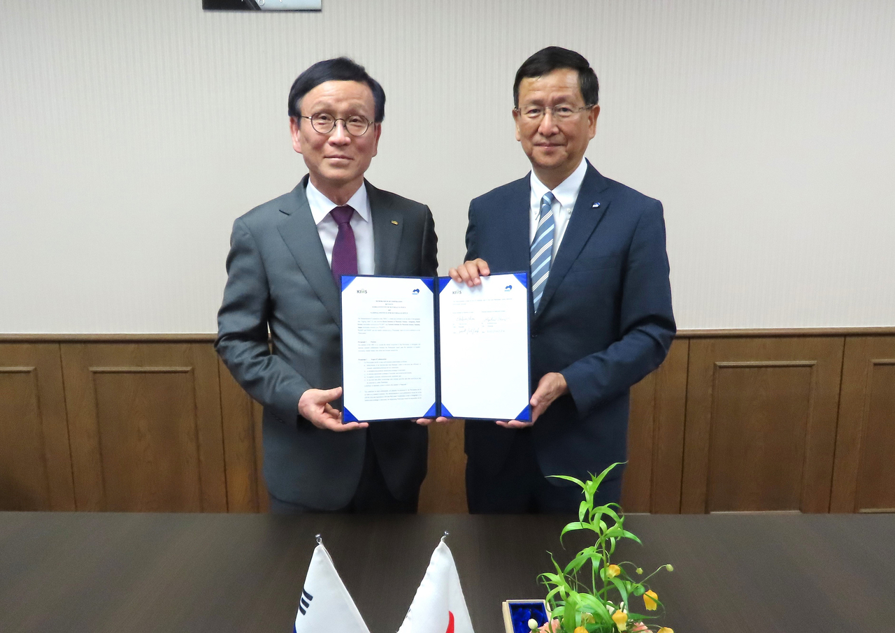 최철진(왼쪽) 한국재료연구원장과 카즈히로 호노 일본 국립재료콜로세움 토토연구원장이 업무협약서를 들어보이고 있다.[한국재료연구원 제공]