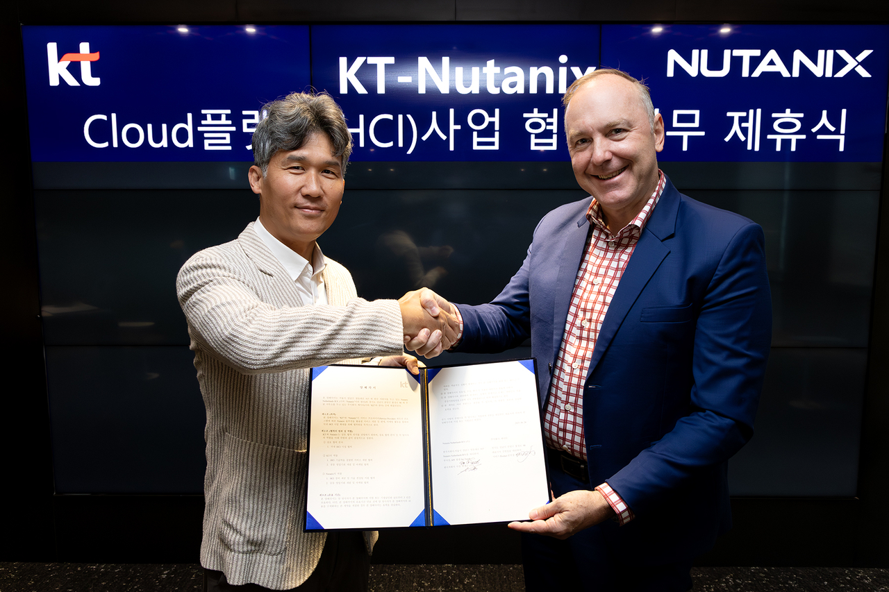명제훈(왼쪽부터) 토토사이트 착오이체 엔터프라이즈 부문 서비스프로덕트 본부장, 제이 투세스 뉴타닉스 APJ(아시아태평양) 총괄 부사장이 기념 사진을 촬영하고 있다. [토토사이트 착오이체 제공]