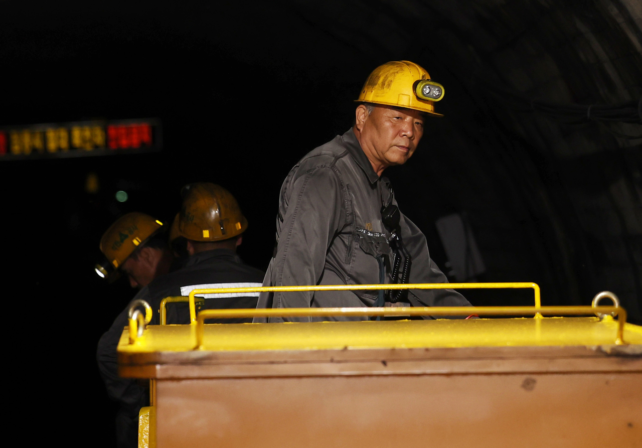Miners move to inspect pump facilities at Dogye Mining Station in Samcheok, Gangwon Province, Friday. (Yonhap)