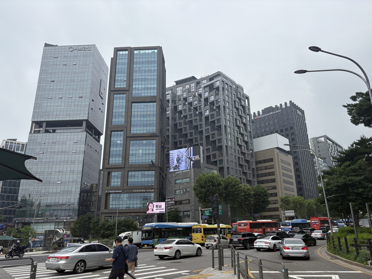 토토사이트 무료포인트 환전 사거리에 있는 기업 및 오피스 빌딩 전경. 정주원 기자