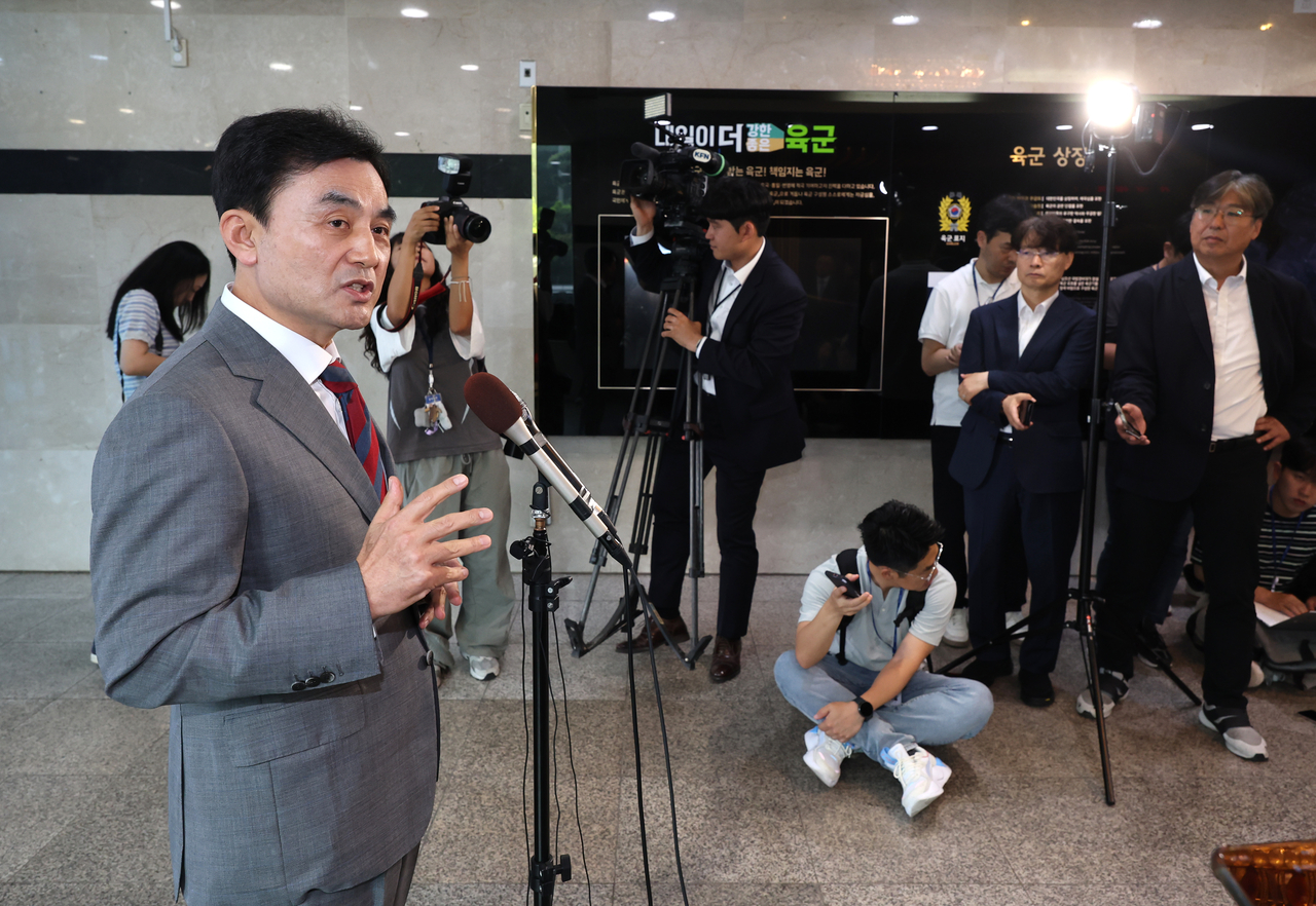 안규백 국방부 장관 후보자가 27일 서울 용산구 육군회관에 마련된 인사청문회 준비사무실로 들어서며 취재진의 질문에 답하고 있다.  [연합]