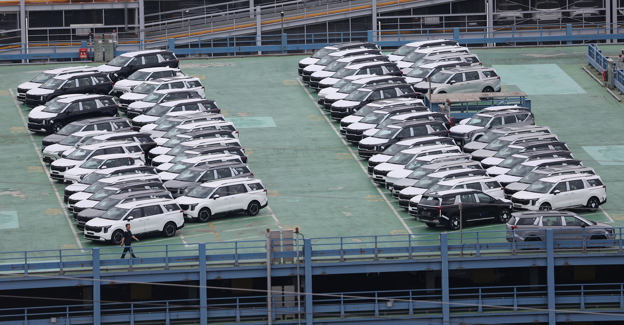 Vehicles awaiting delivery are parked at Kia Autoland in Gwangmyeong, Gyeonggi Province on Tuesday. (Yonhap)