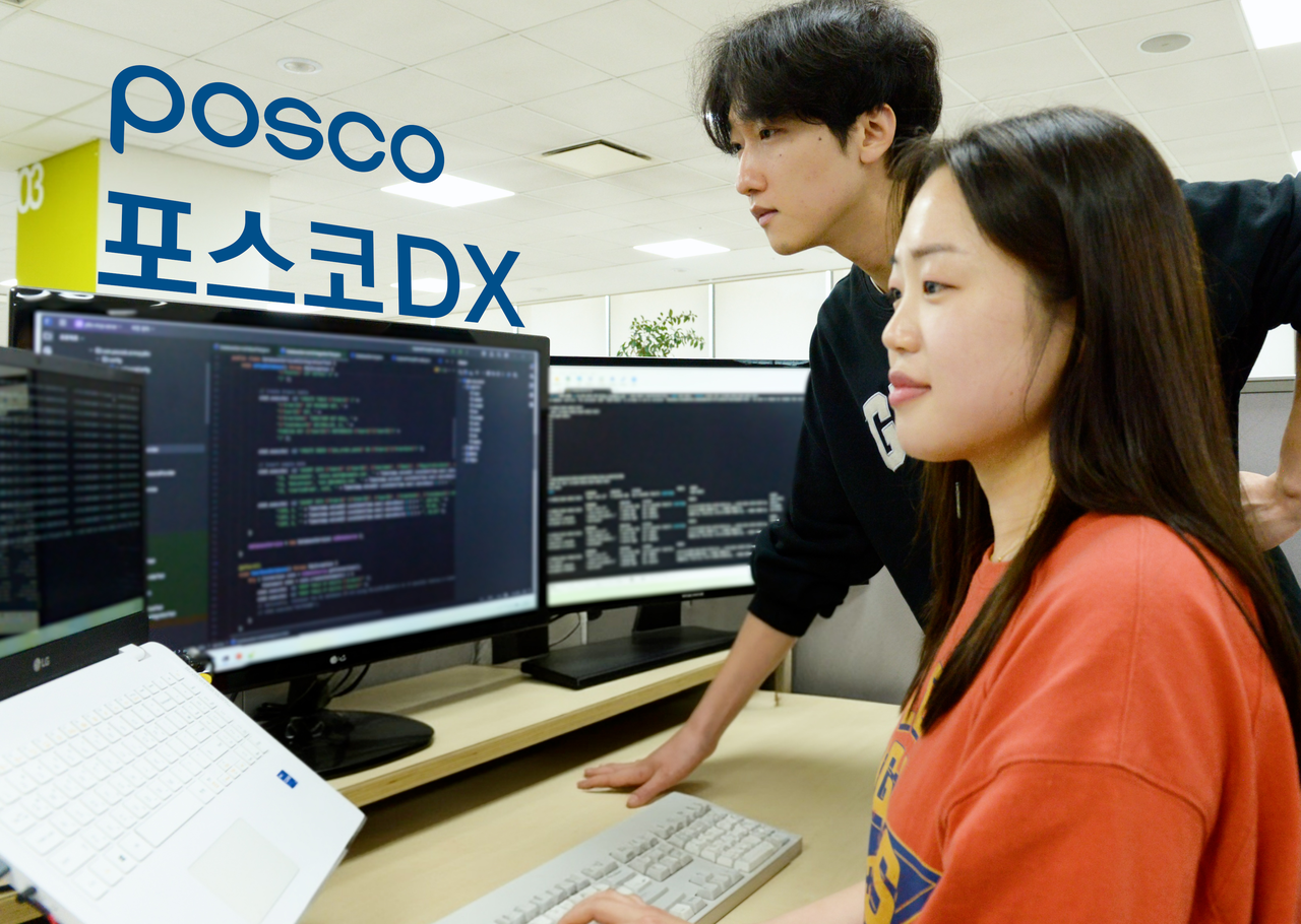 포스코DX 직원들이 개발자용 브랜드토토 프로그램을 살펴보고 있다.  [포스코DX 제공]