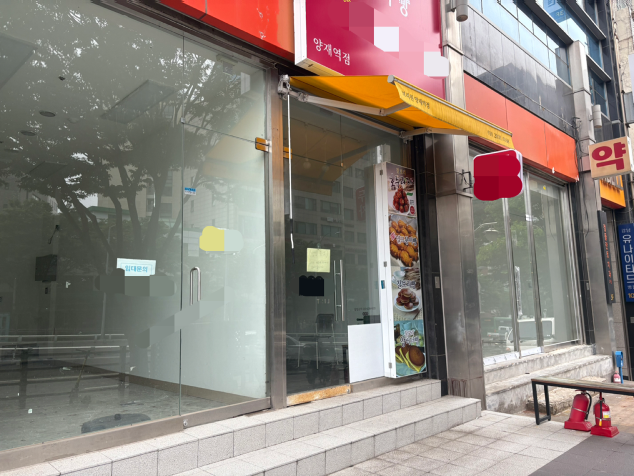 26일 토토사이트 무료포인트 환전 사거리 1층 대로변 상가가 연이어 공실인 모습. 정주원 기자