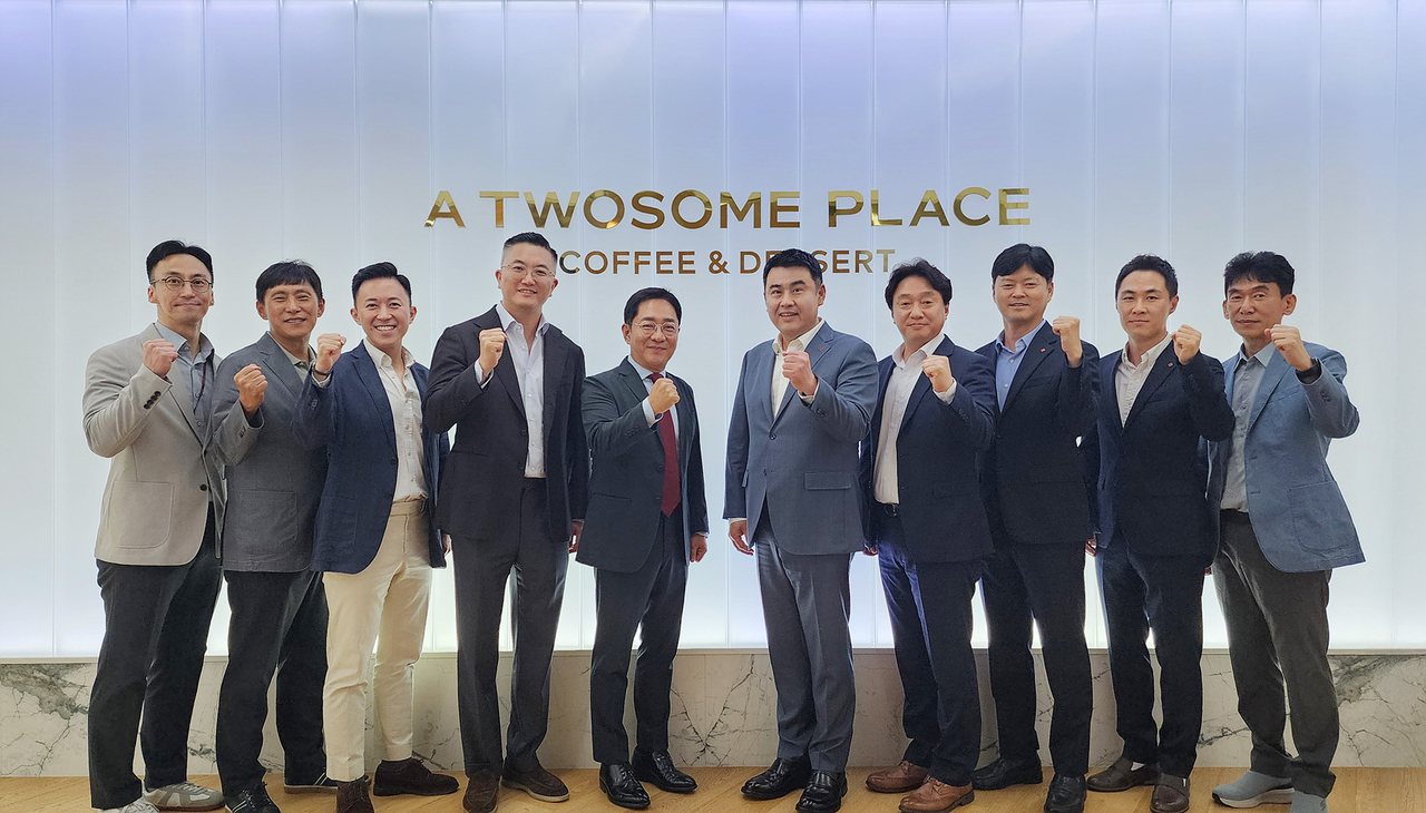 김경엽(오른쪽 다섯 번째) 롯데이노베이트 대표가 투썸플레이스 임직원들과 와이즈 토토 시스템 통합관리 운영 사업 계약을 체결한 뒤 기념촬영하고 있다.  [롯데이노베이트 제공]