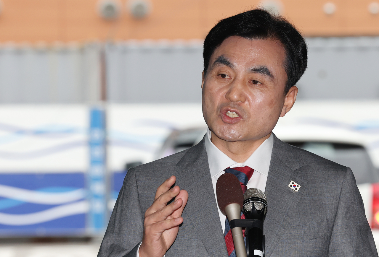 안규백 국방부 장관 후보자가 27일 서울 용산구 육군회관에 마련된 인사청문회 준비사무실로 들어서며 취재진의 질문에 답하고 있다.  [연합]