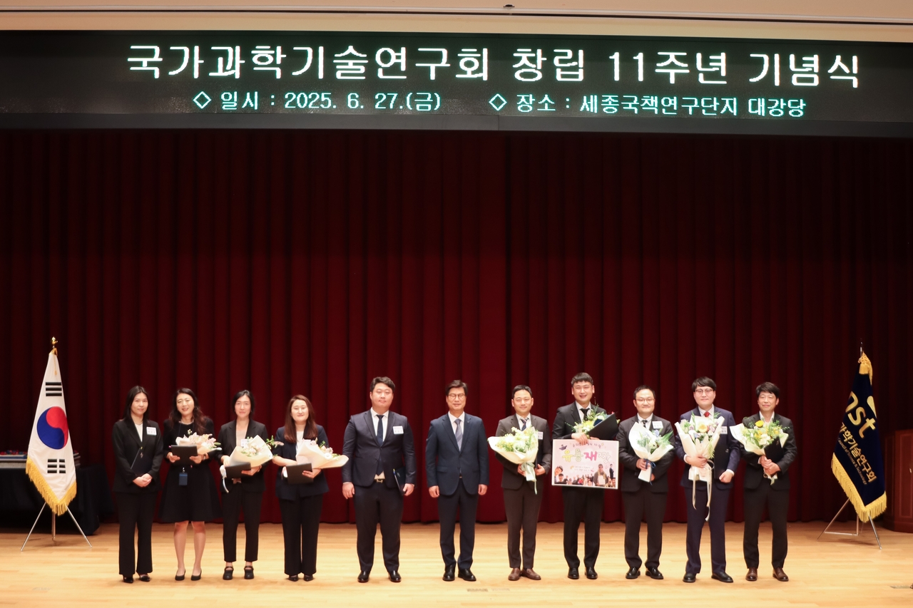 27일 국가과학기술sky 토토사이트(NST) 창립 기념식에서 김영식(가운데) 이사장과 우수직원 포상자들이 기념촬영을 하고 있다.[NST 제공]