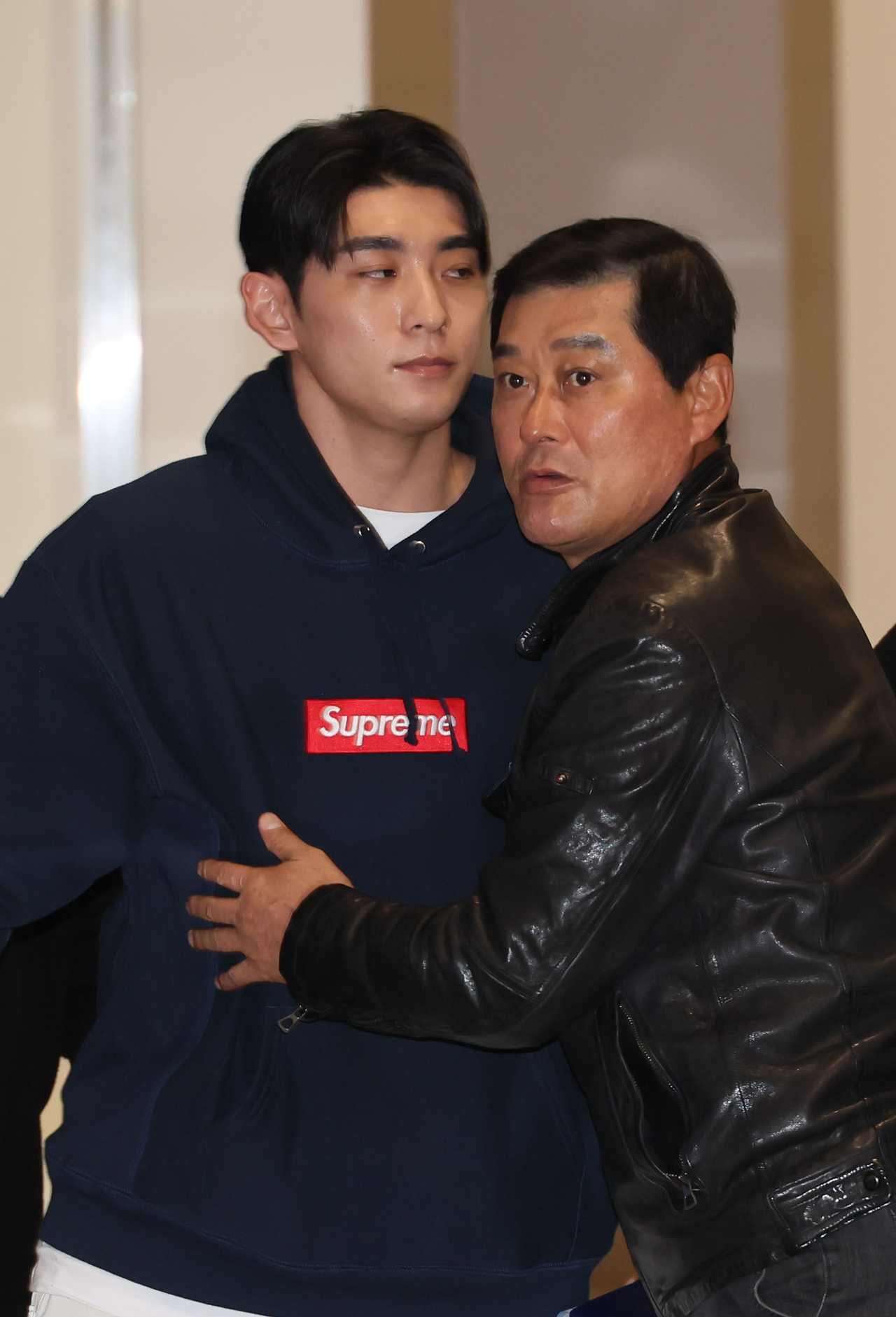 이종범 kt 토토사이트 가입거절가 시즌 중 전격 퇴단했다. 사진은 이종범의 아들 이정후가 귀국하면서 아버지와 인사를 나누는 모습   [연합]