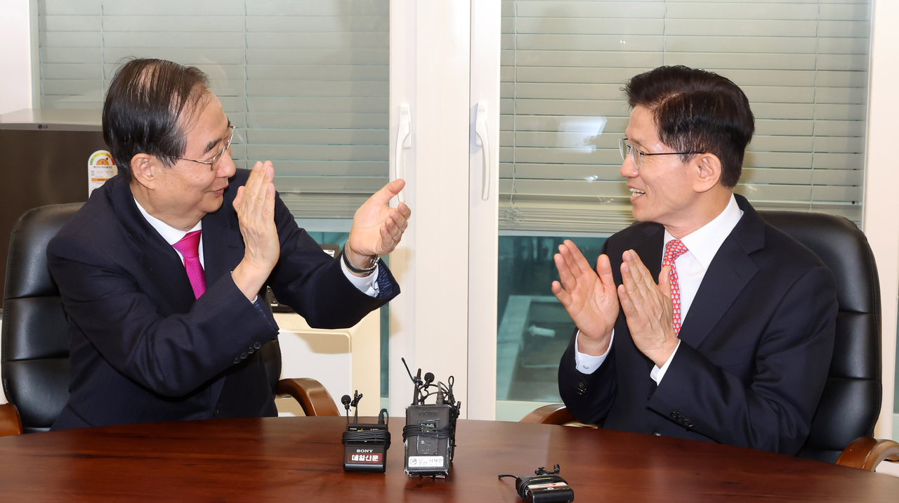 김문수 당시 국민의힘 대선콜로세움 토토와 한덕수 전 국무총리가 지난달 11일 서울 여의도 국민의힘 대선콜로세움 토토 사무실에서 회동하고 있다. [공동취재]