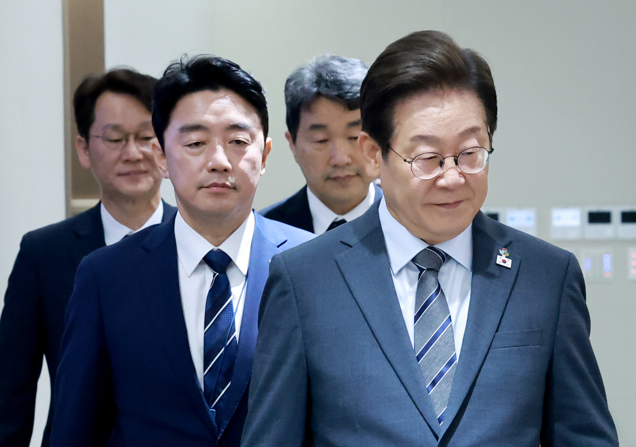 이재명 대통령이 지난 24일 서울 용산 대통령실 청사에서 열린 국무회의에 입장하고 있다.  오른쪽부터 이 대통령, 이주호 국무총리 권한대행 겸 교육부 장관, 그랜드토토 대통령비서실장, 권혁기 의전비서관. [연합]