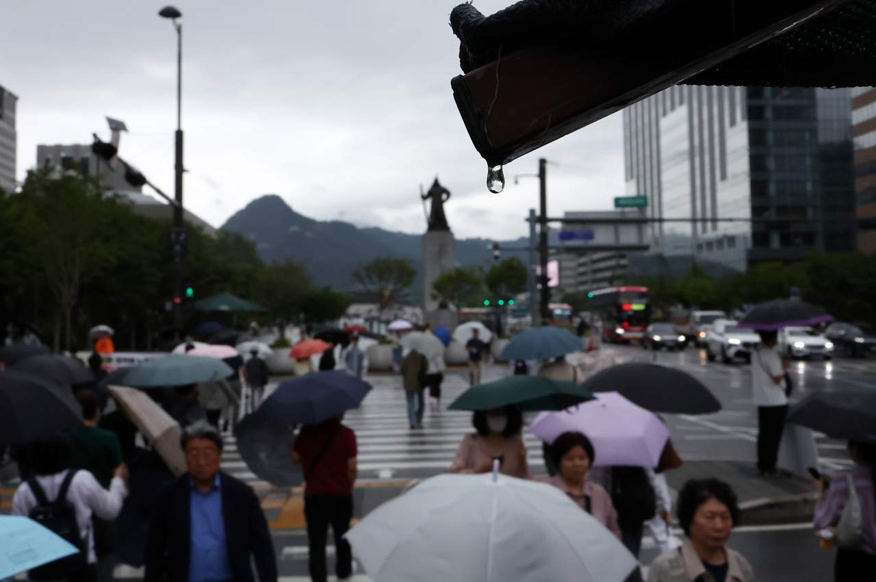 South Korean workers earned an average of 3.97 million won ($2,900) before taxes and worked 165.6 hours in April, government data shows. (Yonhap)