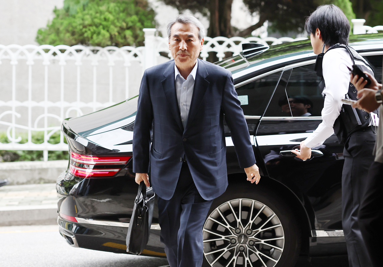 윤석열 전 대통령 부인 김건희 여사와 관련한 각종 의혹 사건을 수사하는 민중기 특별검사가 27일 서울 서초구에 마련된 토토사이트 로그인 넘기기팀 사무실로 출근하고 있다. [연합]