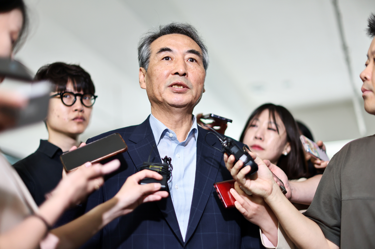윤석열 전 대통령 부인 김건희 여사와 관련한 각종 의혹 사건을 수사하는 민중기 특별검사가 27일 서울 서초구에 마련된 토토사이트 토실장 사무실로 출근하며 취재진 질문에 답하고 있다. [연합]