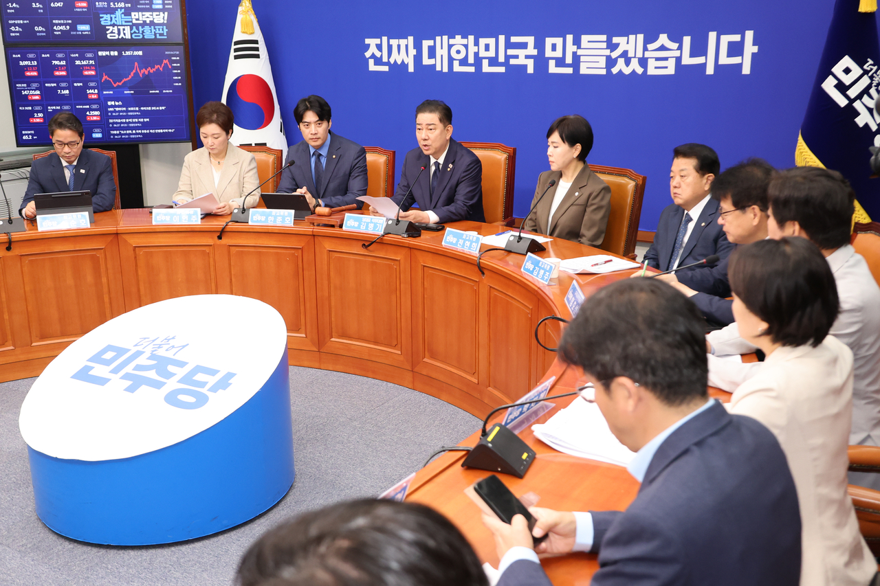 김병기 더불어토토사이트 펫 당대표 직무대행 겸 원내대표가 27일 국회에서 열린 최고위원회의에서 발언하고 있다. [연합]
