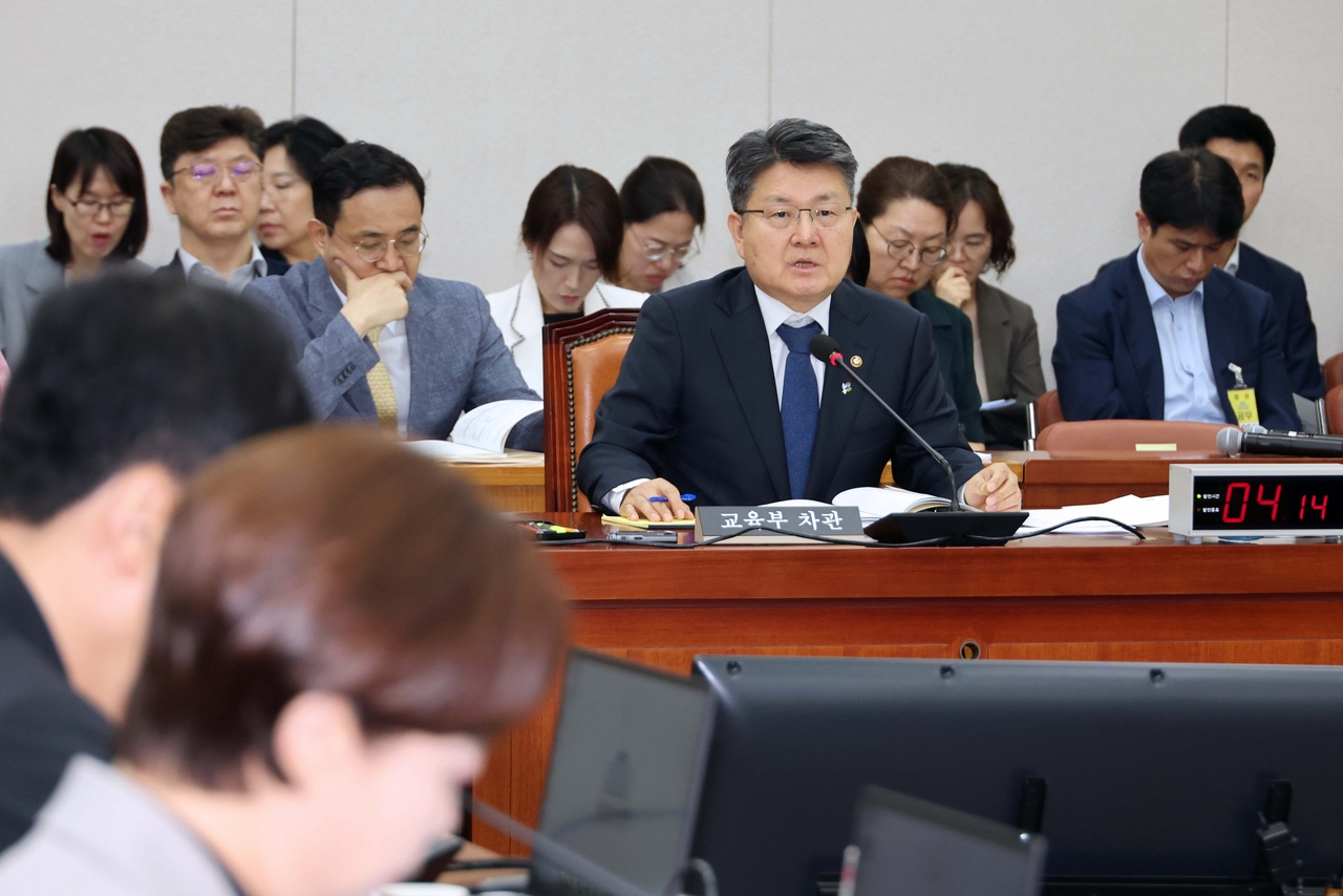 오석환 교육부 차관이 27일 국회 교육위원회 전체회의에서 추가경정시노 스 토토사이트안과 관련한 질의에 답하고 있다. [연합]