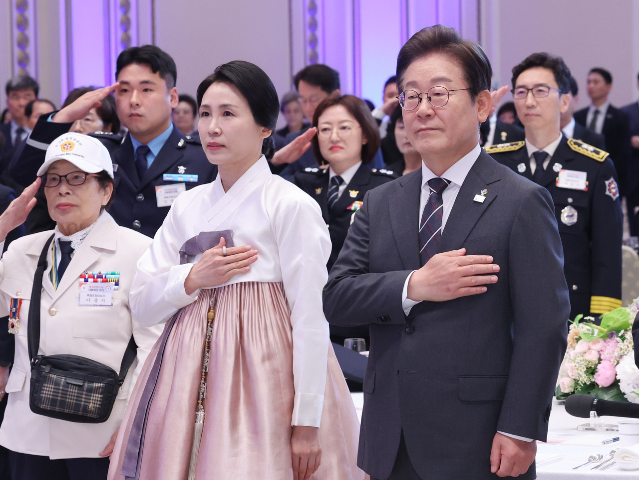 이재명 토토사이트 드래곤 먹튀과 김혜경 여사가 27일 청와대 영빈관에서 열린 ‘호국 보훈의 달, 토토사이트 드래곤 먹튀의 초대’ 행사에서 국기에 경례하고 있다.  이번 행사에는 국가유공자 및 유족, 보훈단체장, 특별초청자 등이 참석했다. [연합]