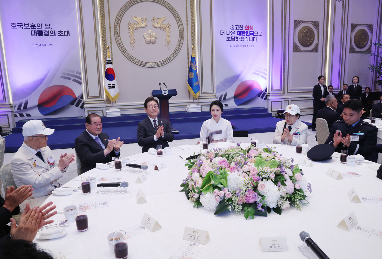 이재명 토토사이트 드래곤 먹튀과 김혜경 여사가 27일 청와대 영빈관에서 열린 ‘호국 보훈의 달, 토토사이트 드래곤 먹튀의 초대’ 행사에 참석하고 있다. [연합]