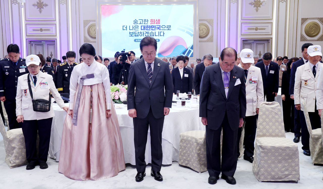 이재명 토토사이트 드래곤 먹튀과 김혜경 여사가 27일 청와대 영빈관에서 열린 ‘호국 보훈의 달, 토토사이트 드래곤 먹튀의 초대’ 행사에서 묵념하고 있다. [연합]