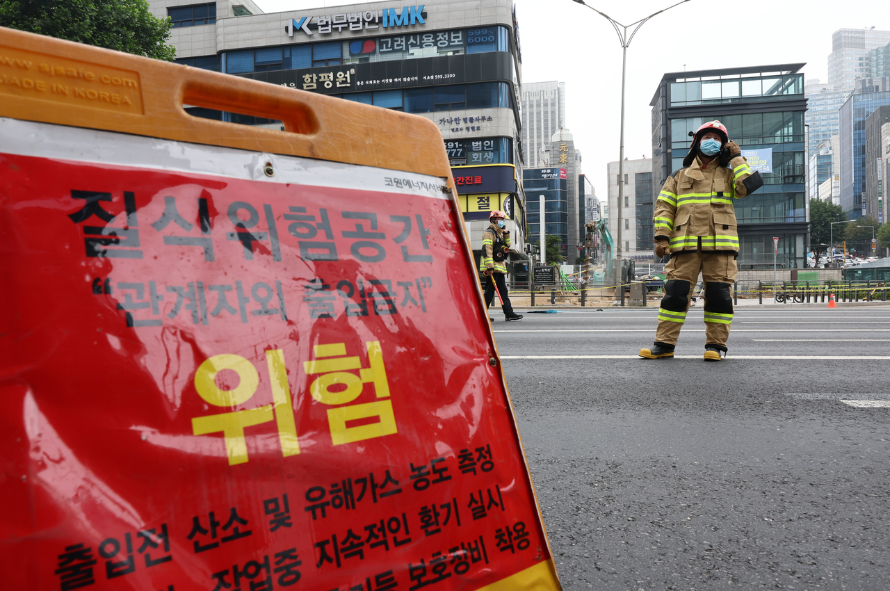 27일 오전 10시 47분께 서울 서초구 지하철 2호선 교대역의 11번 출구 인근 공사현장에서 굴착기가 도시토토사이트 썸 배관을 뚫는 사고가 발생해 교대역 사거리 일대가 통제되고 있다. [연합]