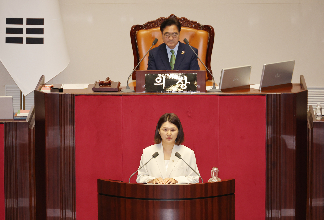 비례대표 의원직을 승계한 손솔 토토사이트 클럽비 의원이 27일 국회 본회의에서 발언하고 있다. [연합]