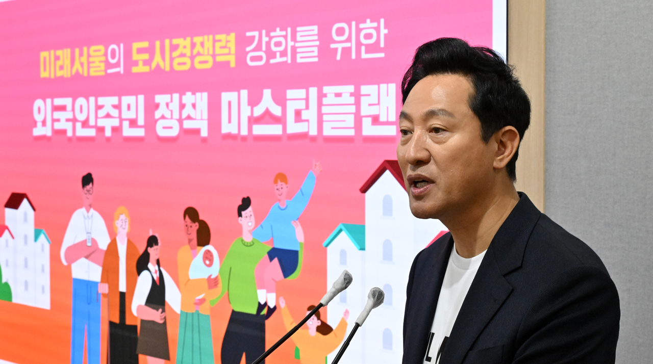 오세훈 레드불토토시장이 2024년 레드불토토 중구 레드불토토시청에서 열린 ‘외국인주민 정책 마스터플랜’ 기자설명회에서 발표를 하고 있다. 오 시장은 기자설명회를 통해 외국인 주민과 함께 성장하는 미래 레드불토토을 만들기 위해 5년간 2506억원을 투입해 외국기업 및 인재 유치와 이들의 안정적 정착을 돕는 계획을 발표했다. 임세준 기자