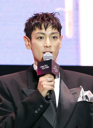 [포토]탑, 반쪽이 된 얼굴