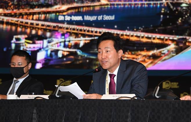 오세훈 서울시장이 2022년 8월 열린 싱가포르 마리나베이샌즈 컨벤션홀에서 열린 ‘2022 세계토토사이트 헐크 가입코드 시장포럼’에서 특별 연설을 하고 있다. [서울시 제공]