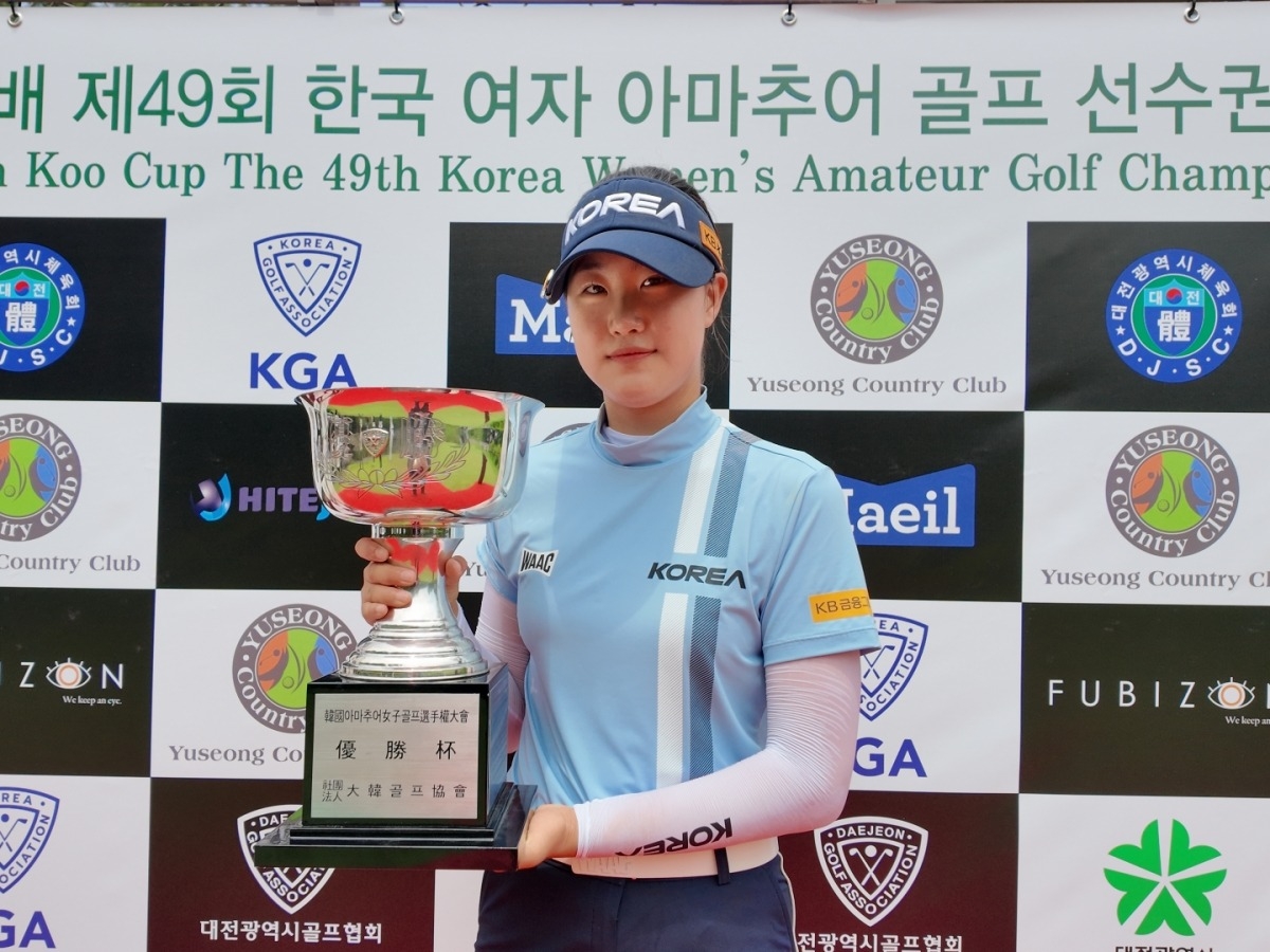우승 트로피를 들고 포즈를 취한 토토사이트 운영자 공소시효. [사진=대한골프협회 제공]