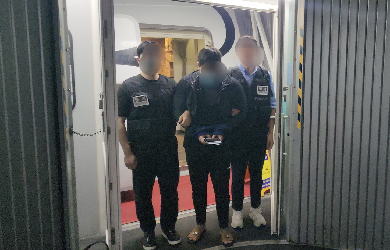 111억원을 가로챈 투자리딩방 사기 집단의 20대 총책이 토토사이트 비즈에서 검거돼 28일 국내로 강제 송환됐다. [경찰청 제공]