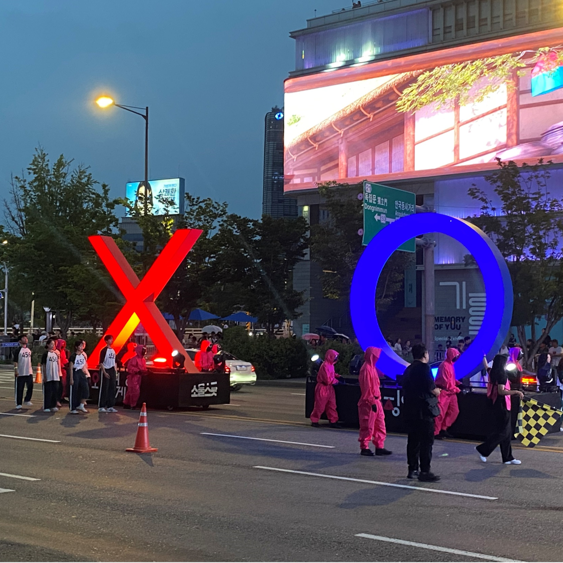 O and X figurines are seen during the 'Squid Game' parade held in Gwanghwamun, Seoul, Saturday. (Lee Yoon-seo/The Korea Herald)
