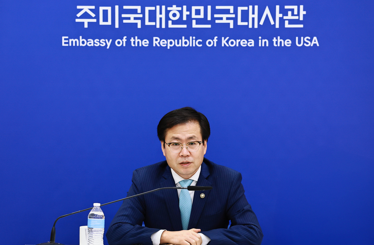 여한구 산업통상자원부 통상교섭본부장이 27일(현지시간)  미국 워싱턴 D.C. 주미대한민국 대사관에서 방미 주요성과를 취재진에게 설명하고 있다. [산업통상자원부 제공]