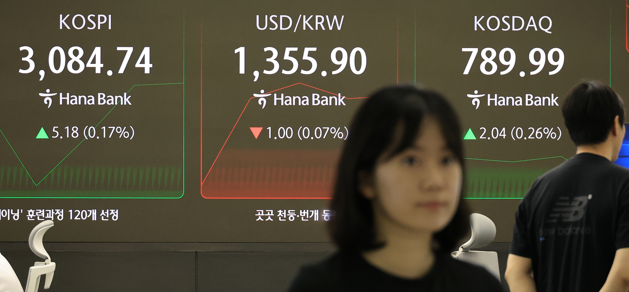 27일 서울 중구 하나은행 본점에서 직원들이 증시와 환율을 모니터하고 있다. [연합]