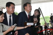 결국 특검 포토라인 선 尹…지지자엔  손인사, 취재진엔 ‘묵묵부답’