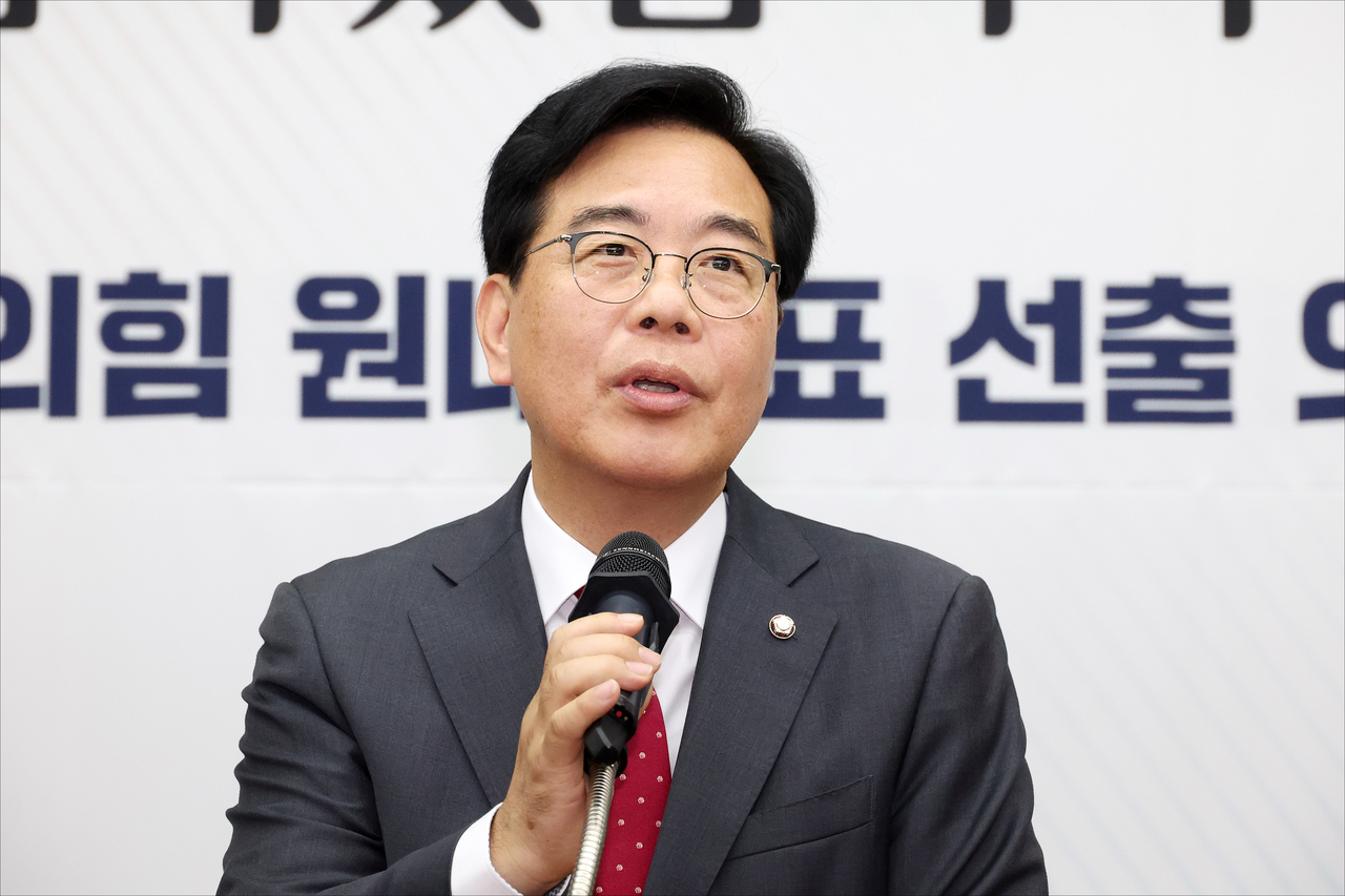 Three-term lawmaker and main opposition People Power Party Rep. Song Eon-seog delivers his acceptance speech after being elected as his party’s floor leader on Monday. (Joint Press Corps)