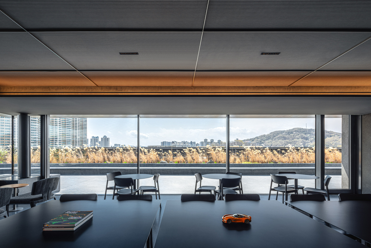 Community lounge at Genesis Cheongju (Hyundai Motor Group)