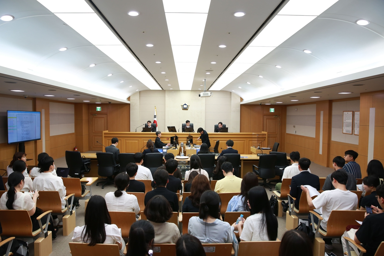 지난 26일 서울행정법원은 제5회 열린강좌로 법학전문대학원생 및 학부생을 대상으로 ‘열린법정’ 행사를 개최했다. 서울행정법원 행정14부 (부장 이상덕)가 진행 중인 재판을 학생들이 방청하고 있다. [서울행정법원 제공]