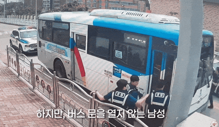 시내버스를 훔쳐 달아난 50대 남성을 붙잡기 위해 투게더토토이 삼단봉으로 버스 유리문을 깨는 모습. [유튜브 채널 ‘대한민국 투게더토토청’ 영상 갈무리]
