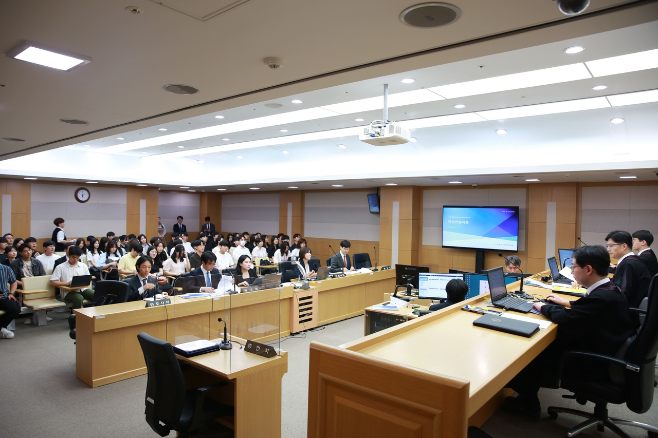 지난 26일 서울행정법원은 제5회 열린강좌로 법학전문대학원생 및 학부생을 대상으로 ‘열린법정’ 행사를 개최했다. 서울행정법원 행정14부 (부장 이상덕)가 진행 중인 재판을 학생들이 방청하고 있다. [서울행정법원 제공]