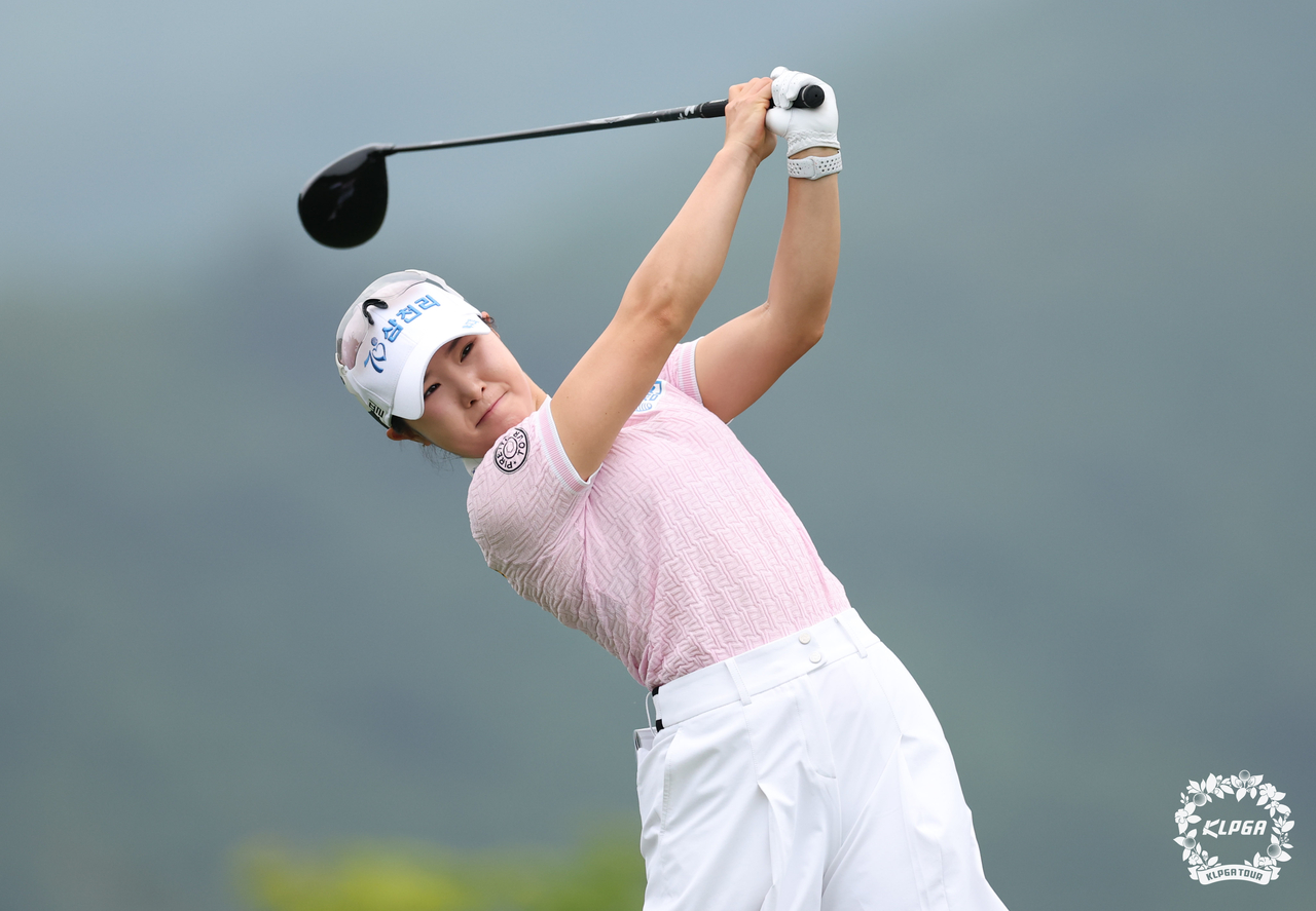 36홀 최소타 신기록을 작성하며 3타 차 선두에 나선 갤럭시 토토사이트. [사진=KLPGA]