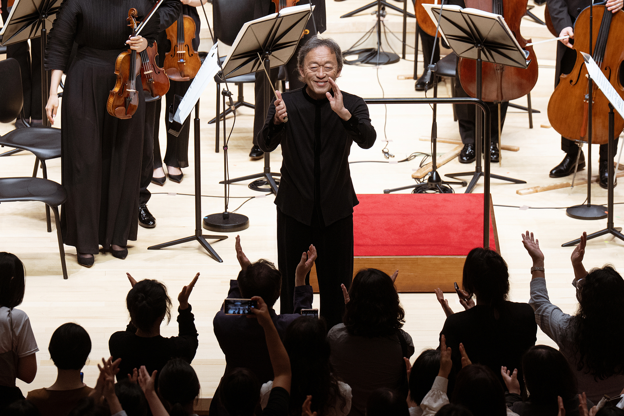 Classic Busan Artistic Director Chung Myung-whun greets the audience after the opening concert on Saturday at Busan Concert Hall. (Classic Busan)