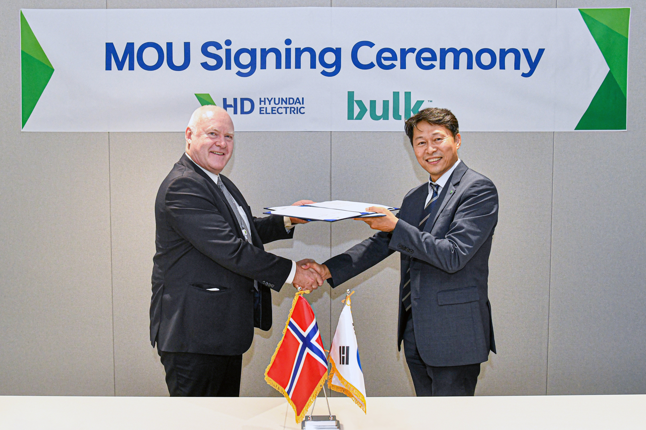 Yang Jae-cheol (right), executive vice president of HD Hyundai Electric, and Torbjorn Moe, chief business development officer at Bulk Infrastructure Group, pose after signing a partnership agreement to supply power equipment for Bulk’s data center projects. (HD Hyundai Electric)