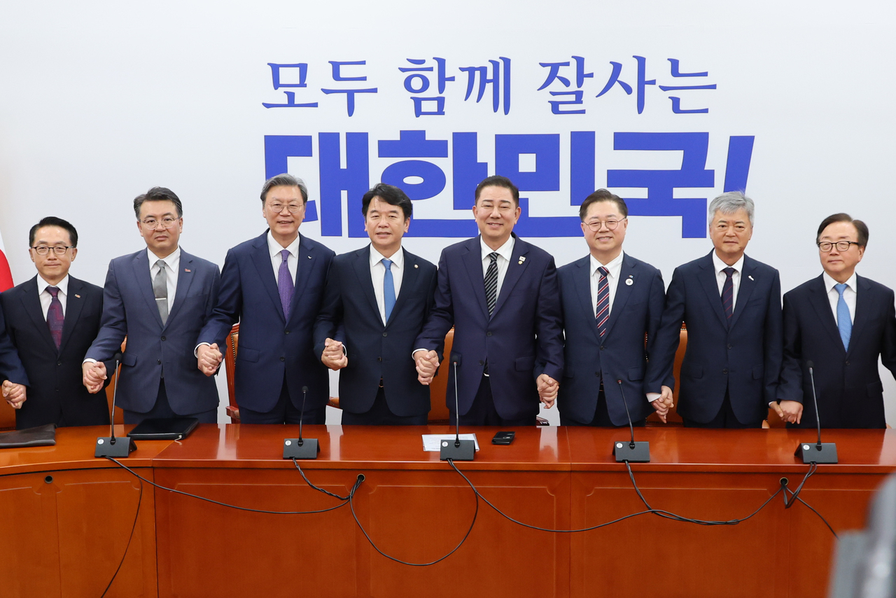 더불어민주당 김병기 당대표 직무대행 겸 원내대표와 문진석 원내운영수석부대표가 25일 서울 여의도 국회토토사이트 토스 입금 경제6단체 부회장단과 면담에 앞서 기념촬영 하고 있다.
이호준(왼쪽부터) 한국중견기업연합회 상근부회장, 오기웅 중소기업중앙회 상근부회장, 김창범 한국경제인협회 상근부회장, 문진석 원내운영수석부대표, 김병기 원내대표, 박일준 대한상공회의소 상근부회장, 이인호 한국무역협회 상근부회장, 이동근 한국경영자총협회 상근부회장 [연합]