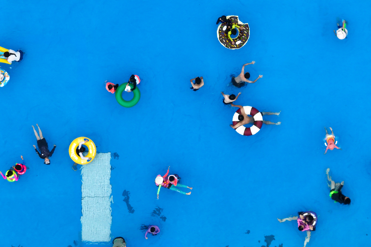 People swim to cool off at Nanji Hangang Park in Mapo-gu, Seoul, on Sunday. (Yonhap)