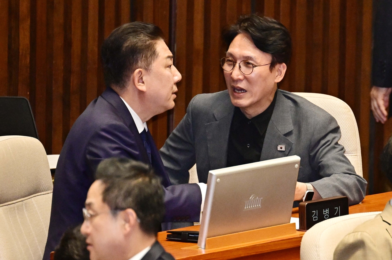 Rep. Kim Byung-kee, acting leader and floor leader of the ruling Democratic Party of Korea (left) speaks with Prime Minister nominee and three-term lawmaker Rep. Kim Min-seok during a parliamentary plenary session at the National Assembly on Friday. (Lee Sang-sub / The Korea Herald)