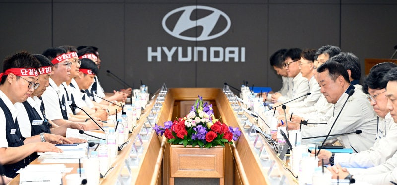 현대자동차 노사 관계자들이 18일 현대차 울산공장 본관토토사이트 토스 입금 ‘2025년 임금 및 단체협상 교섭 상견례’를 하고 있다. [현대차 제공]