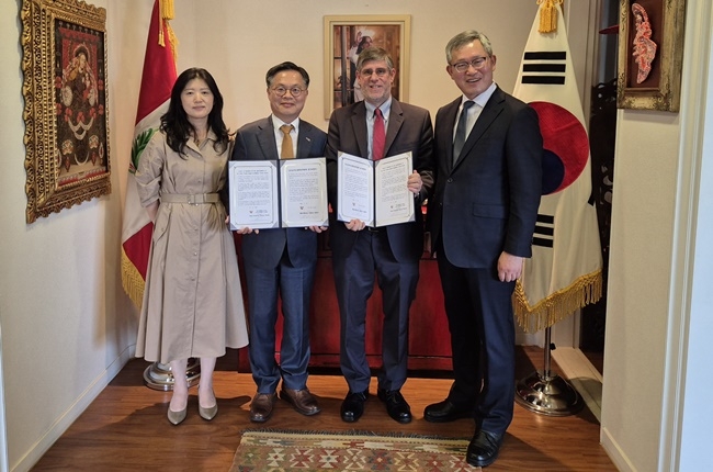 사진 왼쪽부터 곽은주 조직위 유치협력부장, 김종기 조직위 사무총장, 파울 페르난도 두클로스 파로디 주한 토토 사이트 바카라대사, 박철주 전라남도 국제관계대사.