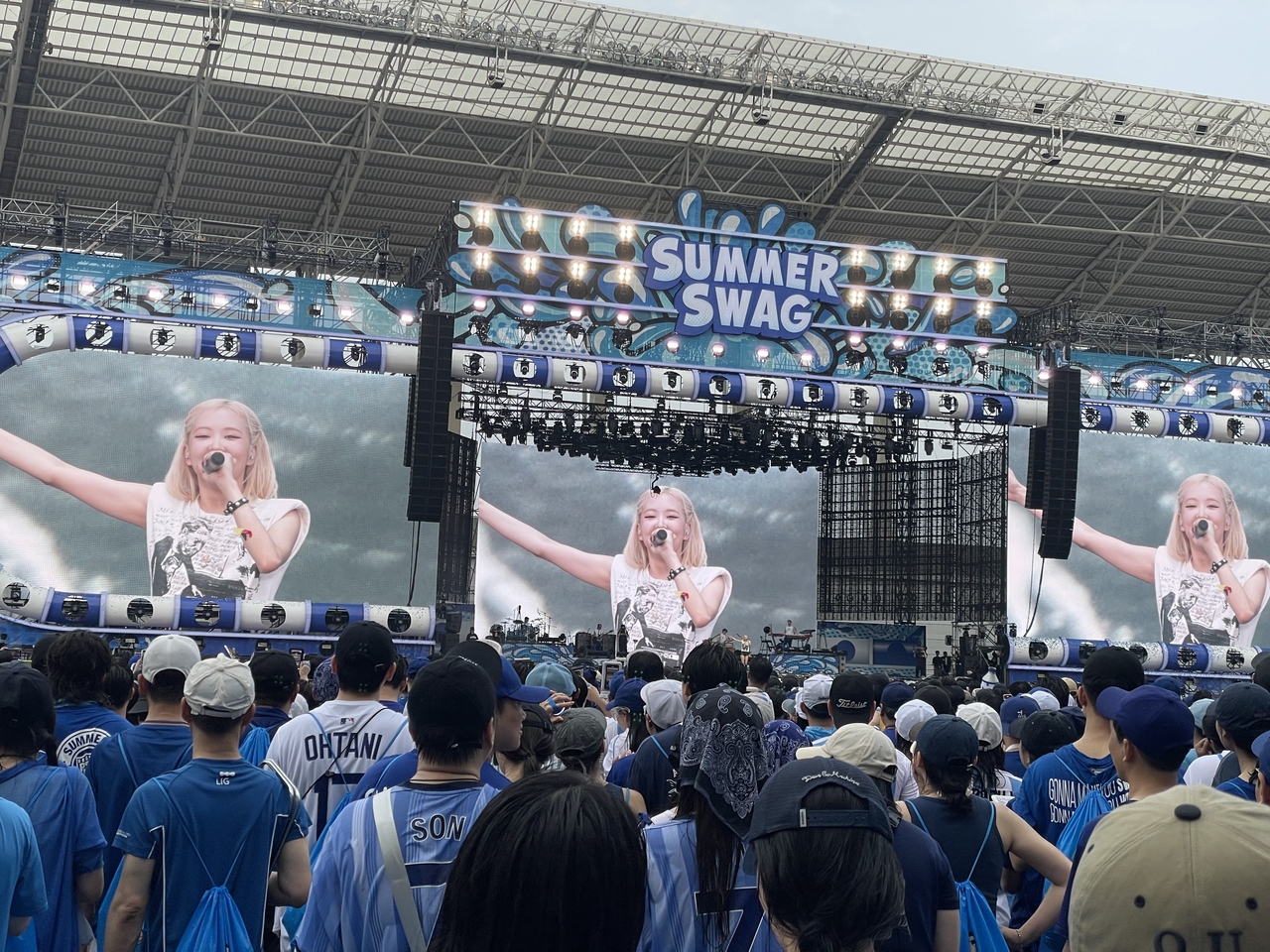 Rose performs her viral song "Apt." at Psy's "Summer Swag" concert held at Incheon Asiad Main Stadium, Saturday. (Kim Jae-heun/The Korea Herald)