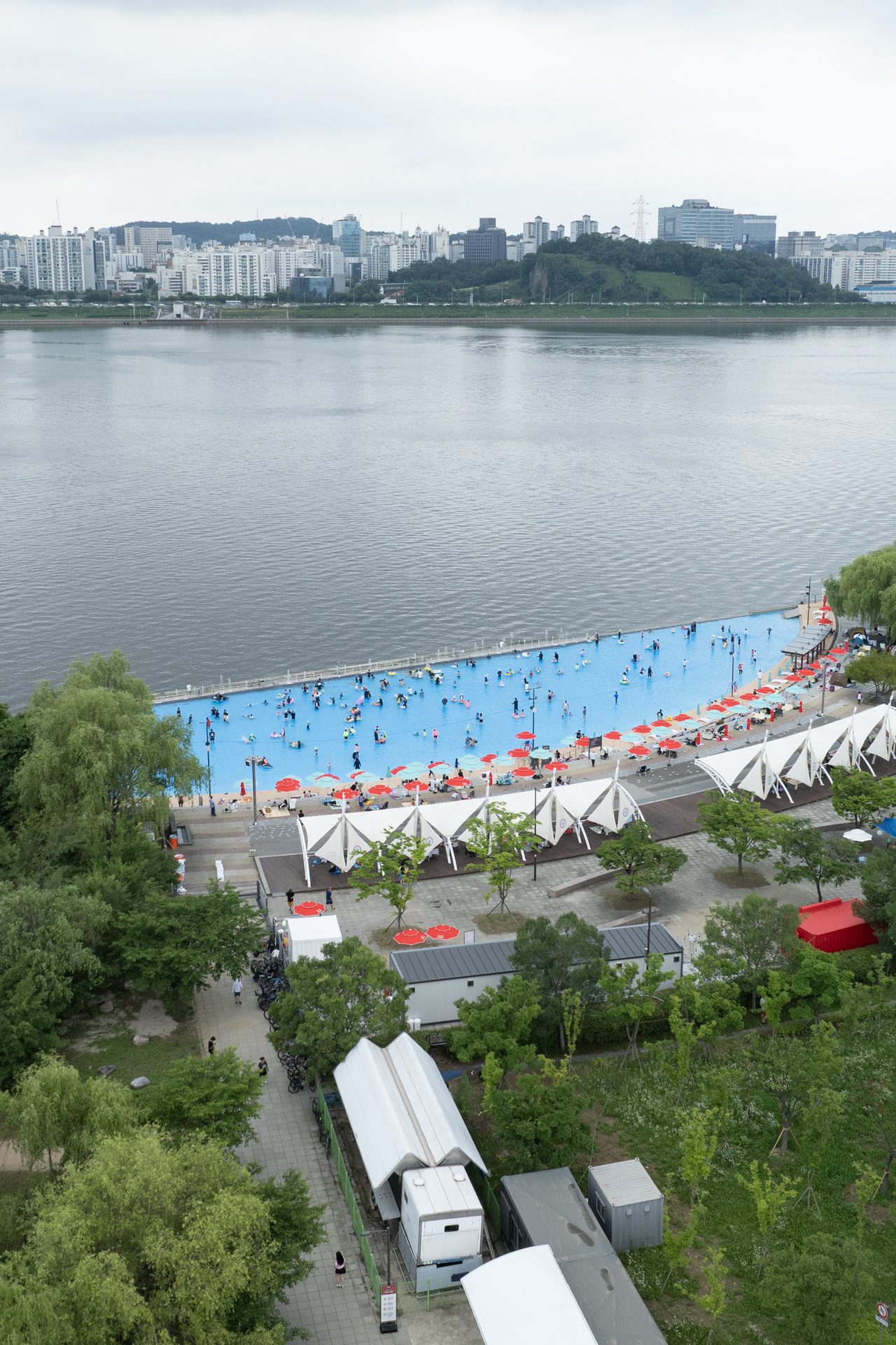 Visitors enjoy water activities at Nanji Hangang Park in Mapo-gu, Seoul, on Sunday. (Yonhap)
