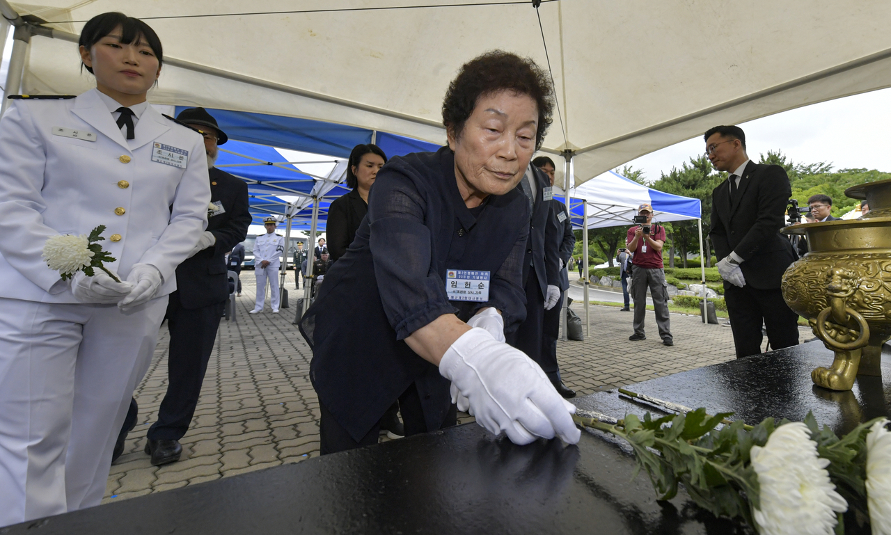 29일 경기 평택시 해군 제2함대사령부에서 열린 ‘제2스포츠토토사이트 승전 23주년 기념식’에서 유가족이 헌화하고 있다. [사진공동취재단]