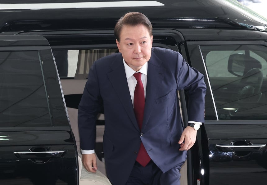 윤석열 전 대통령이 28일 피의자 신분으로 내란토토사이트 배너만들기 조사를 받기 위해 서울 서초구 서울고검 청사로 출석하고 있다.[공동취재]
